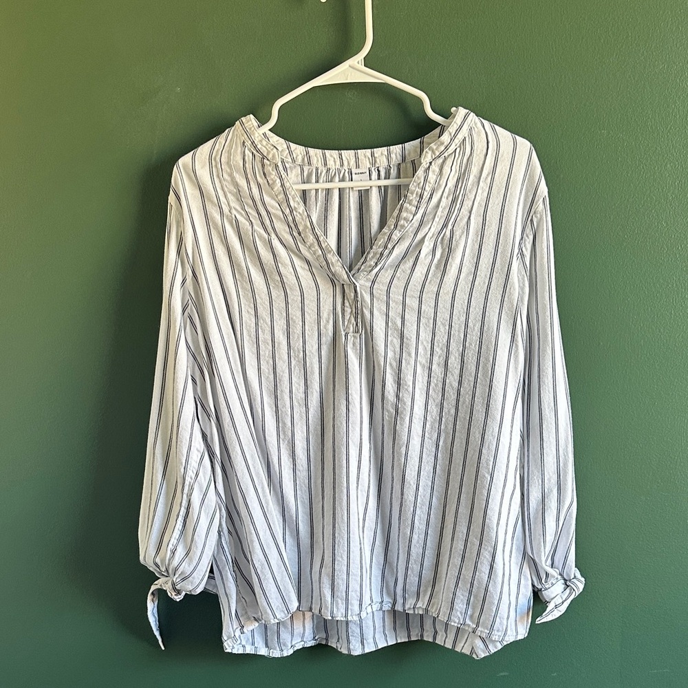 Old Navy V-Neck Blouse in White and Dark Grey Stripes Size L